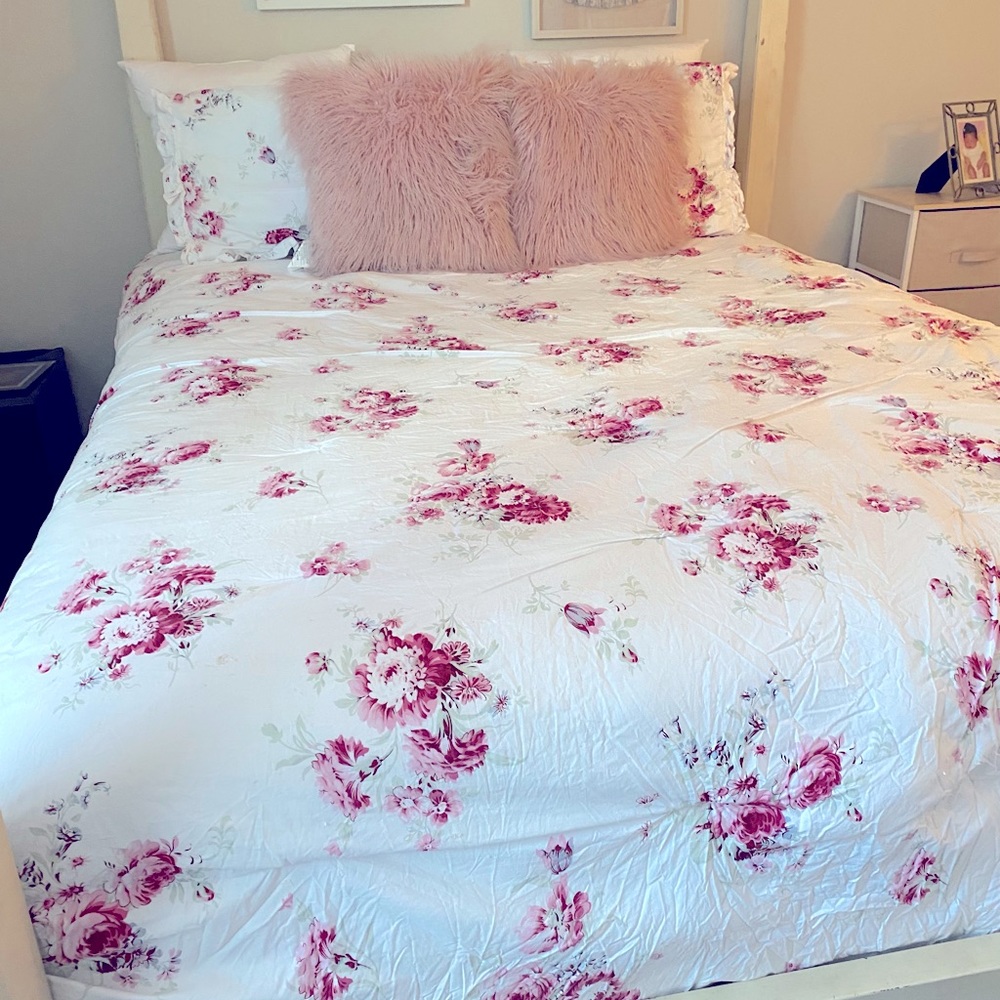 Shabby chic reversible queen comforter. 2standard shams and pink fur pillows